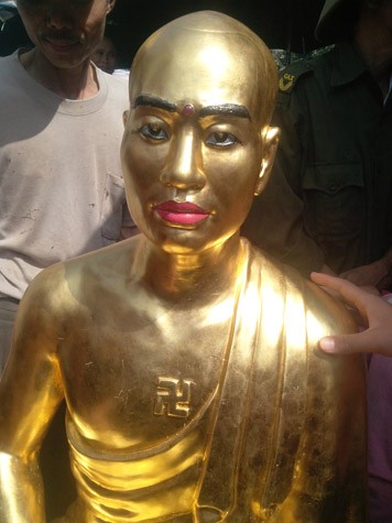 Bức tượng cổ được thay thế bằng tượng mới có hình dáng, khuôn mặt gần giống với nhà sư trụ trì chùa. (ảnh do người dân cung cấp).
